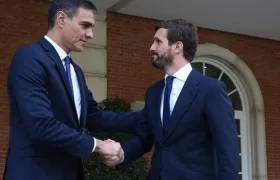 El presidente del Gobierno en funciones, Pedro Sánchez, saluda al líder de la oposición, Pablo Casado, en las escalinatas del Palacio de la Moncloa.