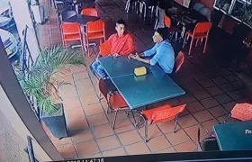 Los dos sospechosos que le marcaron la zona a los sicarios.