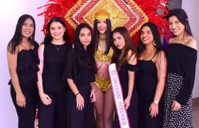 Nayla Piña junto a las estudiantes que confeccionaron su vestuario.