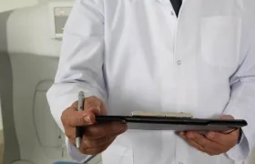 El médico fue hallado culpable por un juez de Bogotá.