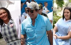 Valentina Pallares Castillo, de la IED Evardo Turizo, y Yuliana Zuluaga Saltarín, del colegio La Enseñanza, y el Alcalde Char.