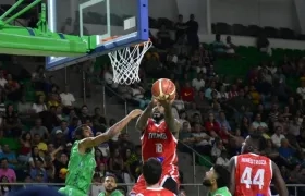 Un jugador de los Titanes anota en el partido jugado en el Elías Chegwin.