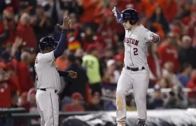 Alex Bregman celebrando el Grand Slam con Gary Pettis.