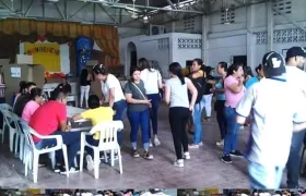 Ciudadanos votando en el municipio de Baranoa.