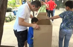 Padre de familia acompañando a su hijo a votar en el Zoo.