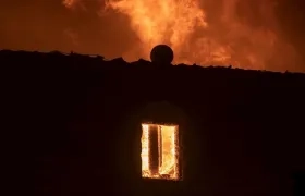 Los bomberos y servicios de emergencia en el norte del estado no han logrado controlar un devastador incendio.