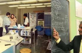 Foto del equipo del científico Leonard Kleinrock en 1969 y una foro actual.