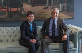 La electa alcaldesa Claudia López y el alcalde de Bogotá, Enrique Peñalosa.