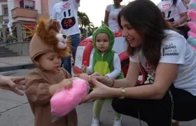 La Primera dama del Distrito comparte con niños de la ciudad en el Día de los Niños.