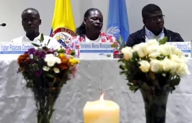 Los integrantes del comité de las víctimas de la masacre de Bojayá Yuber Palacios Córdoba (i), Yorlenis Mena Mosquera (c) y José de la Cruz Valencia (d), participan en una rueda de prensa este miércoles en Bogotá (Colombia).
