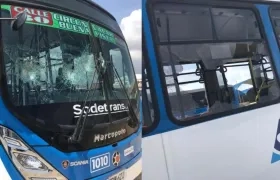 Así quedó el bus tras el ataque.