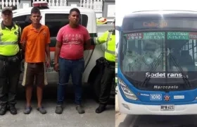 Los hombres fueron capturados por lanzar piedras a este bus padrón de Alianza Sodis.