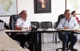 Eduardo Verano, Gobernador del Atlántico, en una reunión del Consejo Superior de la Universidad del Atlántico, a su lado Carlos Prasca.