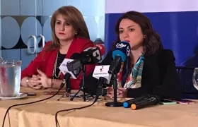 La agente especial de Electricaribe, Ángela Rojas, y Natasha Avendaño, superintendente de Servicios;