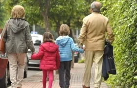 Unos abuelos junto a sus nietos. 