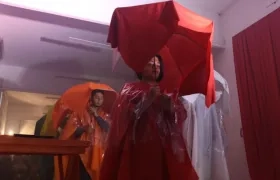 Actores en medio de la obra ‘Arroyos: historias que nos deja la lluvia’.