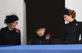 La reina Isabel II (centro) durante el homenaje.