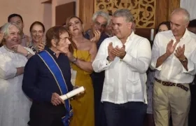 El pintor David Manzur y el Presidente Iván Duque.