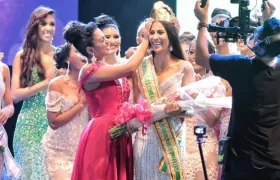 Allison Vega coronando a su sucesora Estefany Meza Olascuaga.