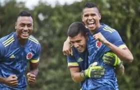 Willer Ditta (izquierda) posó con la nueva piel de la Selección.