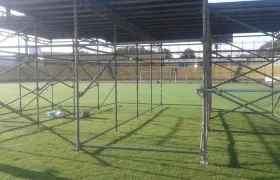 Montaje de la estructura para el show, sobre la grama recién entregada.