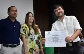 Jaime Pumarejo, alcalde electo de Barranquilla, recibe la credencial por parte de la Registraduría.