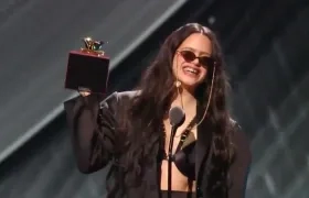 Rosalía tras recibir una de las distinciones.