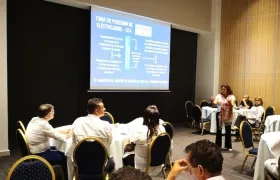 La Superintendente Natasha Avendaño, con Alcaldes y Gobernadores electos.