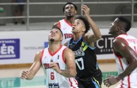 Soren Deluque disputa una pelota bajo el aro. 