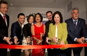 Miembros de la junta cortando el listón que inaugura la exposición.
