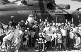 Los niños conocieron el mar y uno de los helicópteros del Ejército.