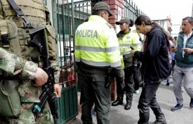 Soldados del Ejército colombiano con fusiles fueron vistos en varias avenidas de Bogotá.