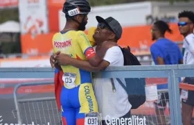 Alex Cujavante se abraza con su padre.