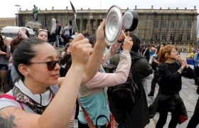 Personas que iniciaban el cacerolazo en Bogotá.