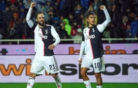 Gonzalo Higuaín y Paulo Dybala celebran tras la victoria. 