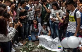 Jóvenes en una manifestación por Dilan Cruz.