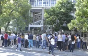 Funcionarios y ciudadanos afuera del Centro de Servicios.