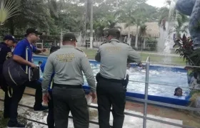 Grupo de la Policía del Atlántico visitando piscinas en el departamento.