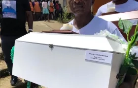 Un integrante de la guardia negra fue el encargado de recoger el cajón.