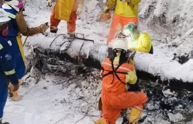 Técnicos de Ecopetrol atendiendo la reparación del daño.