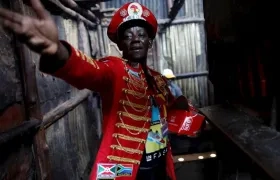 El activista keniata de 47 años Stanley Ngara, conocido como "el rey del preservativo".