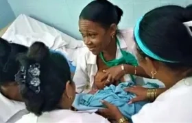 La médica estomatóloga Yudelsi Céspedes, de 35 años, amamantando a un bebé abandonado.