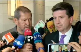 Angelino Garzón y Diego Molano, delegados en la mesa paralela con centrales obreras.