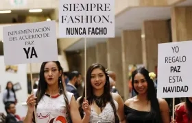 Modelos luciendo algunos de los diseños con mensajes.