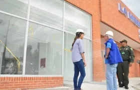 El Alcalde Joao Herrera con la ingeniera residente, Nathaly Alvarez Cohen.