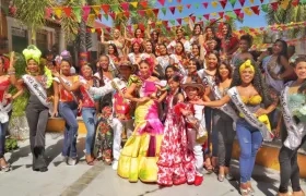 La corte real del Carnaval 2020 junto a las 32 candidatas.