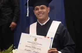 Giovanni Urshela, pelotero colombiano, en su grado de bachiller. 
