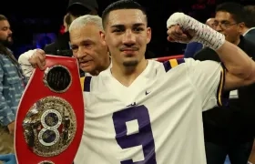 Teófimo López, con el cinturón de campeón mundial. 