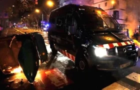 Un vehículo de la Policía dispuesto en la zona para controlar la situación.