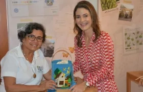 Yamelis Molina, representante legal de la fundación, y Adriana Castro, diseñadora de la colección.